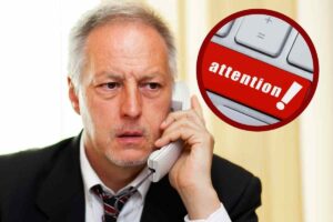 Uomo preoccupato al telefono