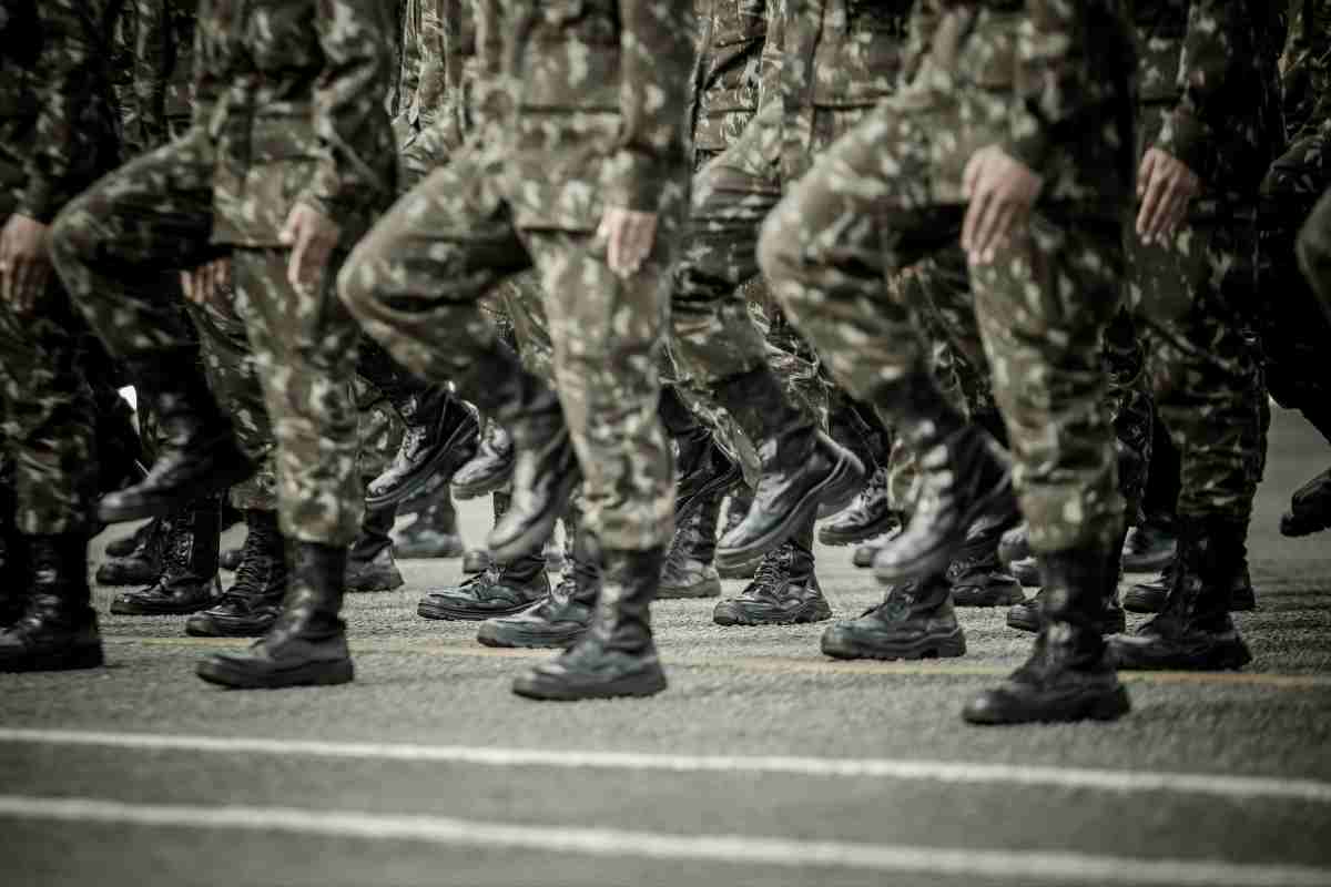 Piedi di militari durante esercitazione