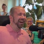 Casey Harrell mentre canta col suo nuovo impianto cerebrale
