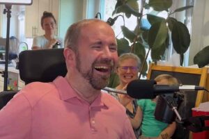 Casey Harrell mentre canta col suo nuovo impianto cerebrale