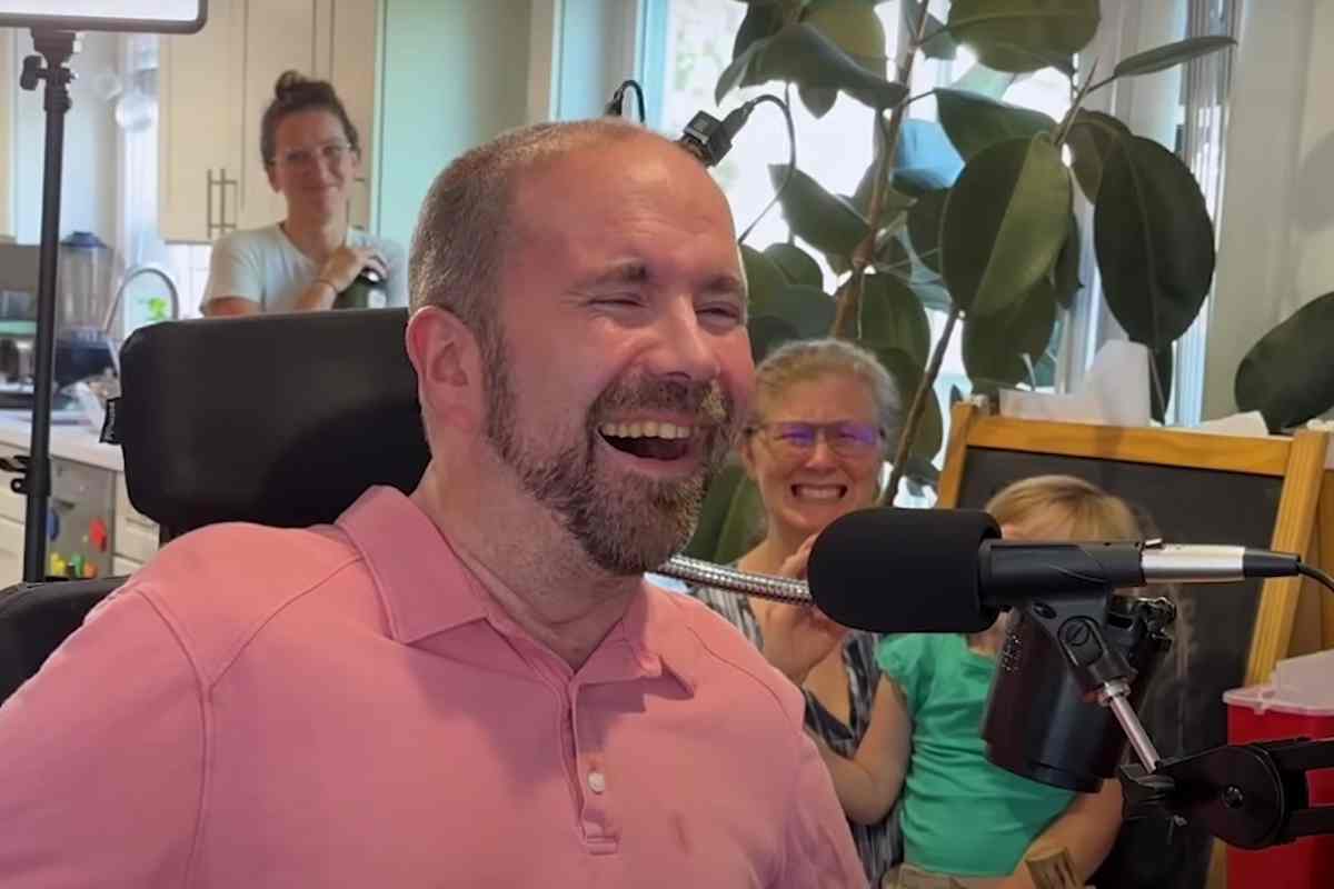 Casey Harrell mentre canta col suo nuovo impianto cerebrale