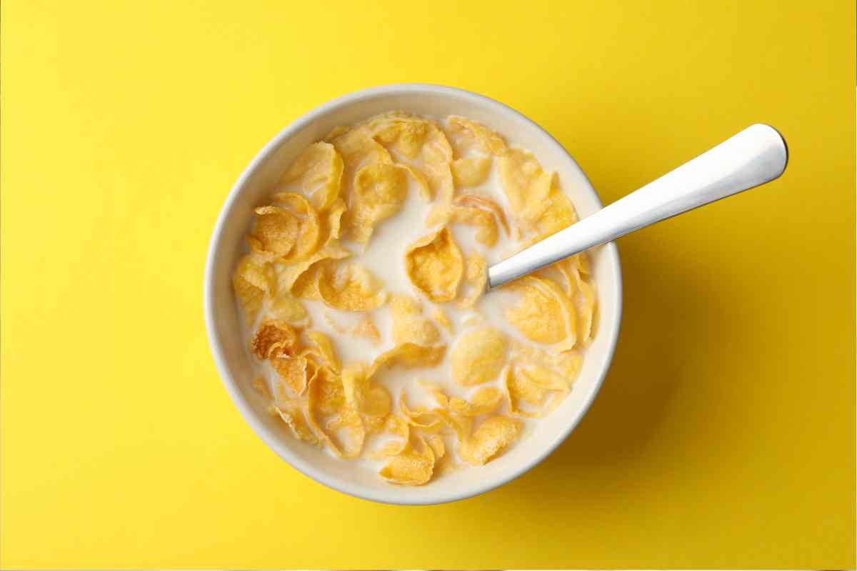 una tazza piena di corn flakes
