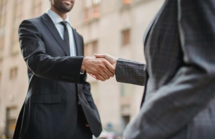 due persone che si danno la mano