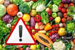 frutta e verdura con il simbolo di stare attenti