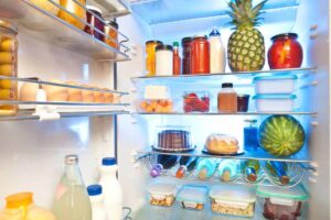 un frigo pieno di alimenti