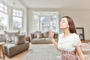 casa e donna che sente buon odore
