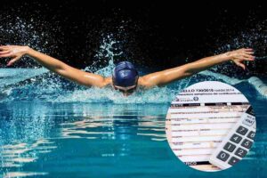 una persona che nuota in piscina e il modello del 730 accanto