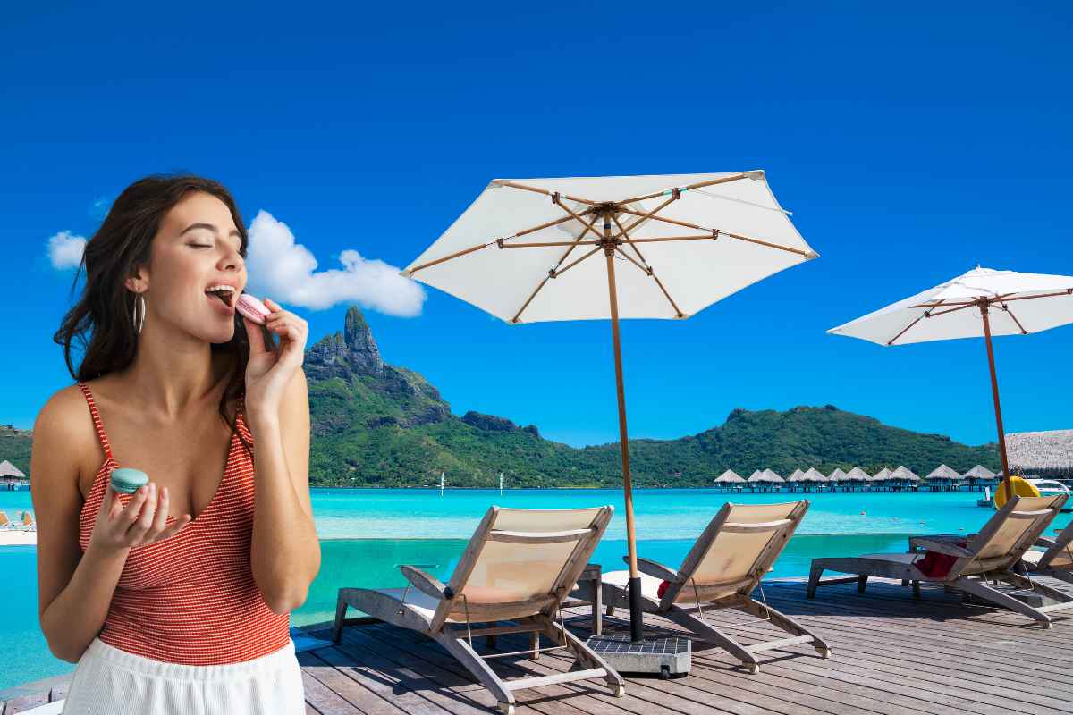 Una ragazza che mangia vicino ombrelloni e lettini che affacciano sul mare