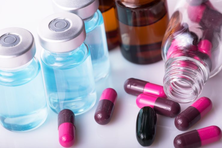 medicinali vari poggiati su un tavolo 