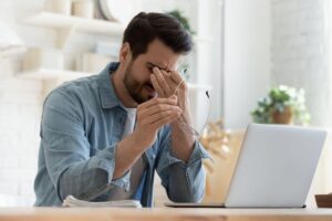 una persona stanca davanti al computer