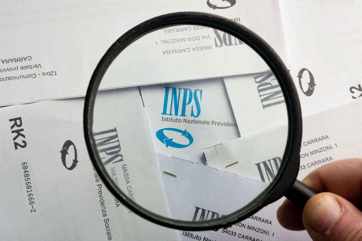 un foglio con scritto inps e una lente di ingrandimento sulla scritta