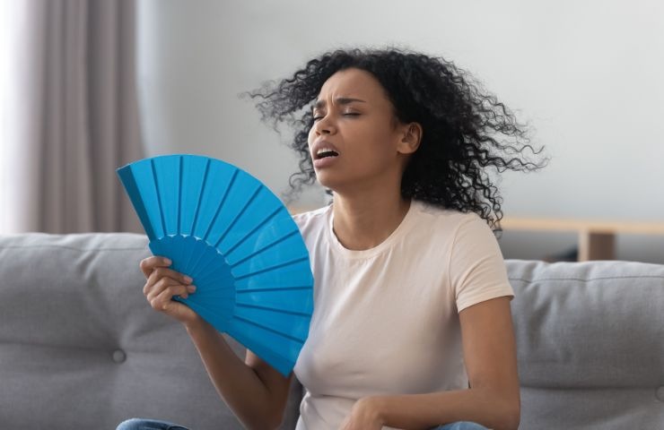 una signora che sente caldo in casa