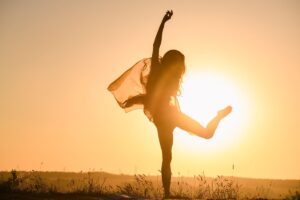 ragazza danza sole