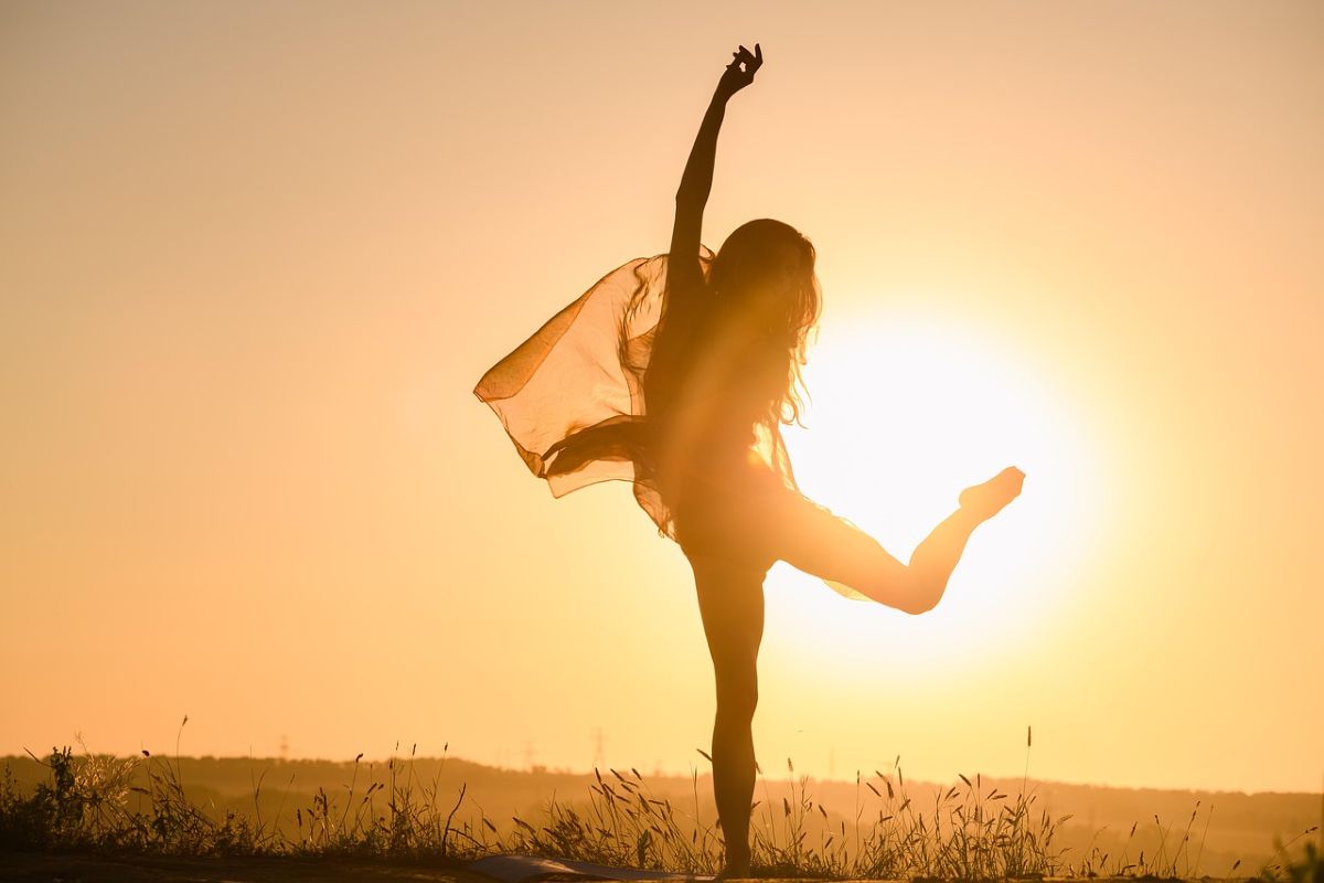 ragazza danza sole
