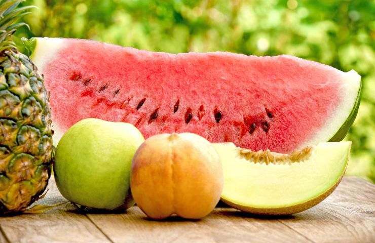 frutta di stagione, anguria e pesca