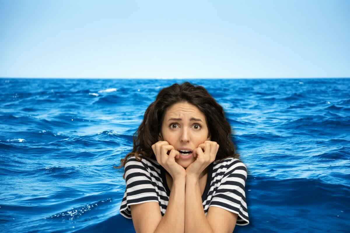 Donna spaventata mare dietro di lei