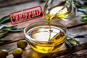 olio EVO con la scritta testato vicino