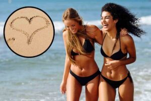 Amiche camminano al mare sorridenti