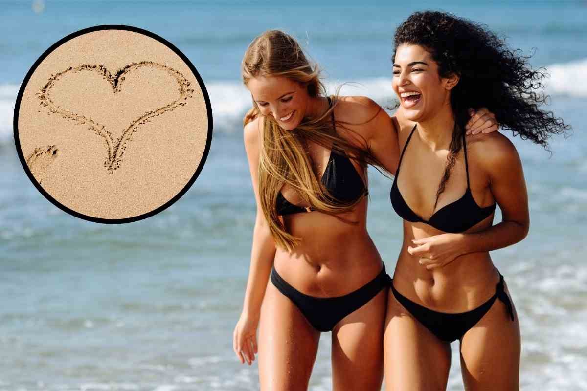 Amiche camminano al mare sorridenti