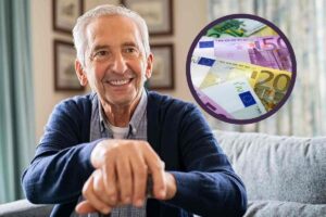 Uomo sorridente e soldi