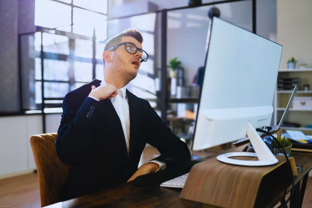 Lavoratore colpito dal caldo mentre lavora al PC
