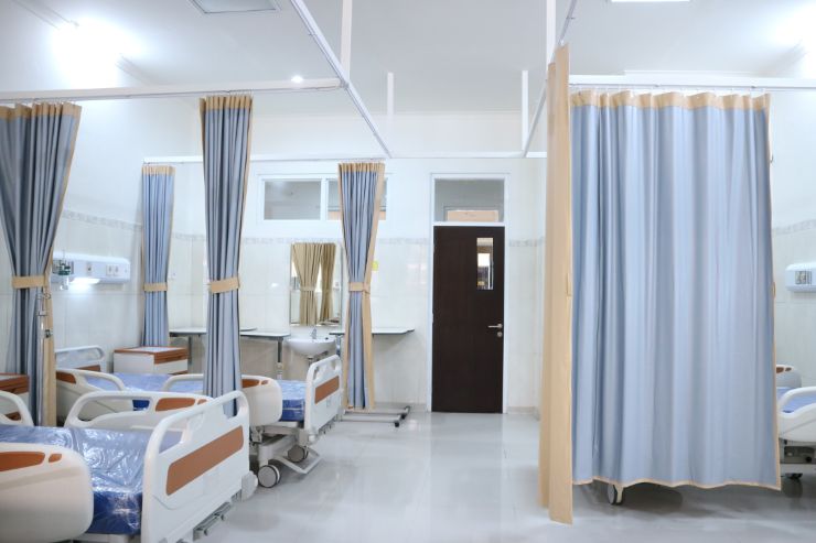 foto di una camera di pronto soccorso con i letti per i malati
