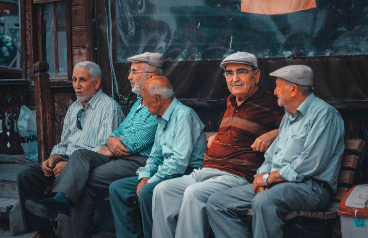 persone anziane che parlano tra di loro