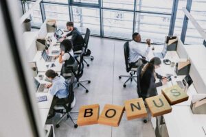 persone che lavorano in ufficio e la scritta bonus