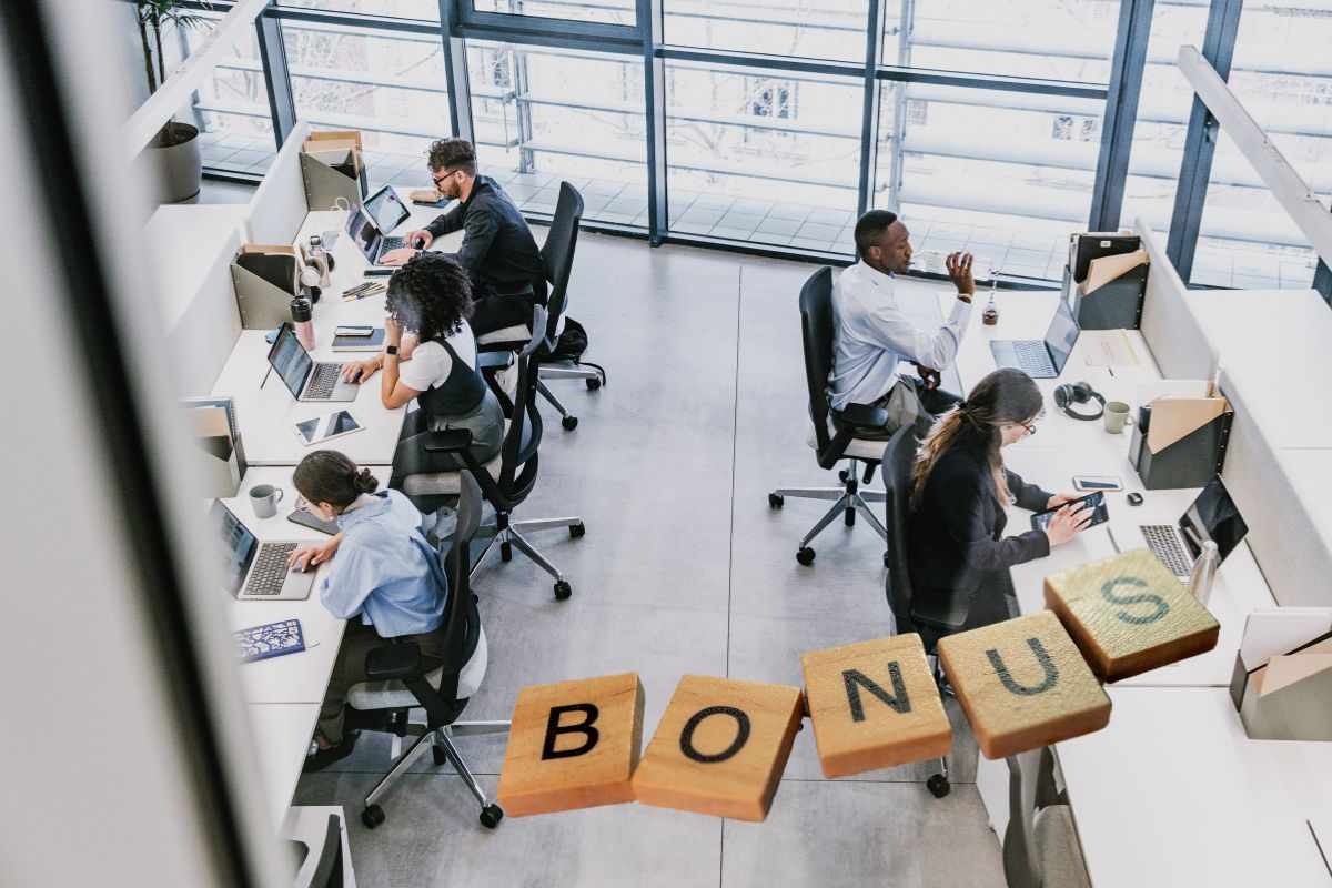 persone che lavorano in ufficio e la scritta bonus