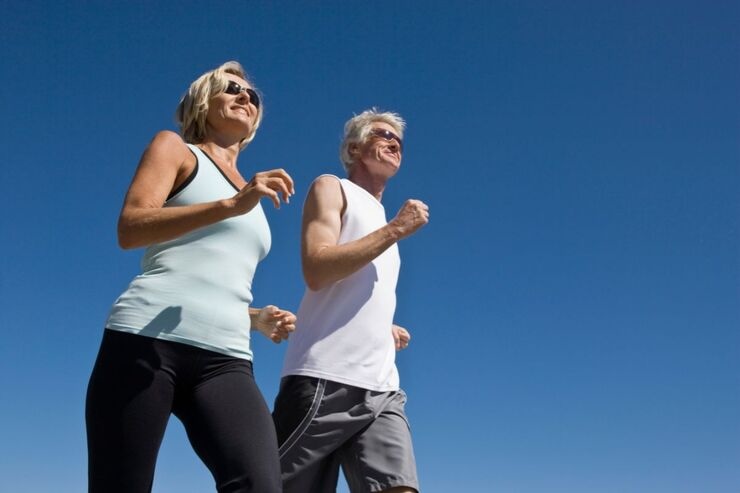 Coppia di uomo e donna camminano sotto il cielo azzurro