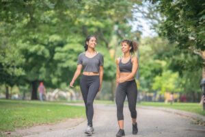 Due ragazze camminano nel parco