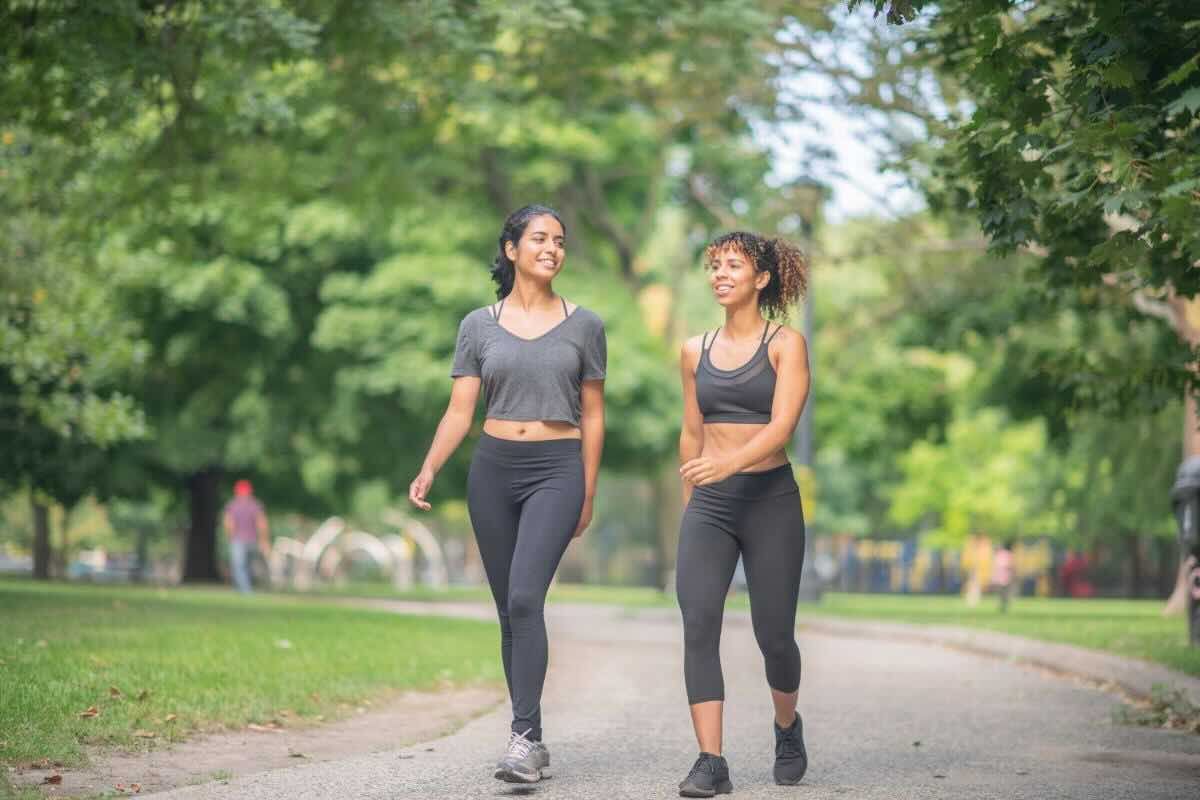 Due ragazze camminano nel parco