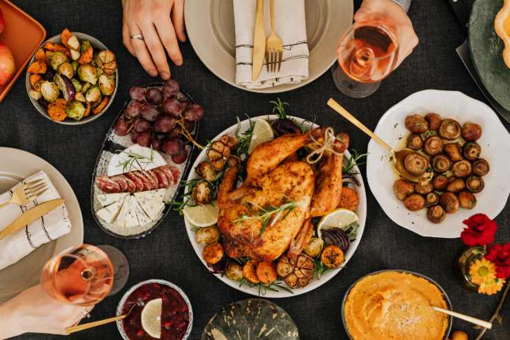 persone a tavola con una grande varietà di cibi