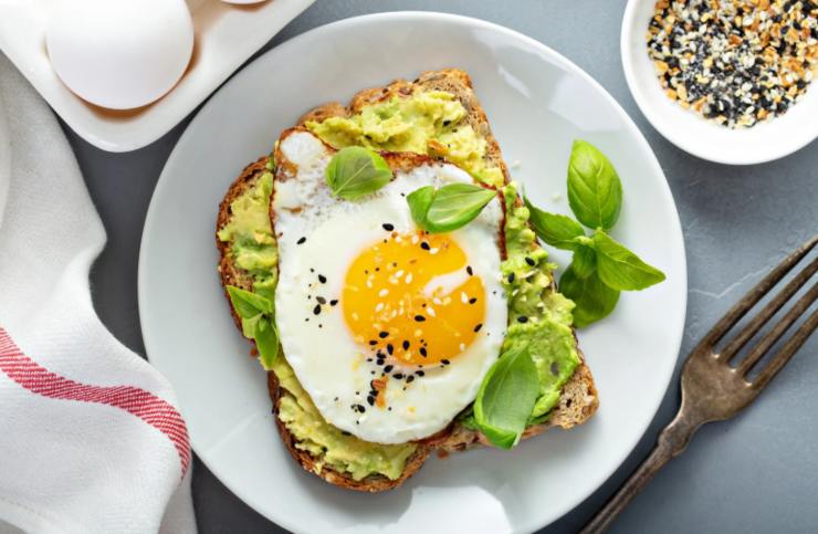 pane con avocado e uovo