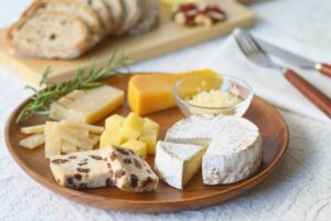tagliere di formaggi e accanto delle fette di pane
