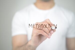uomo che scrive metabolism