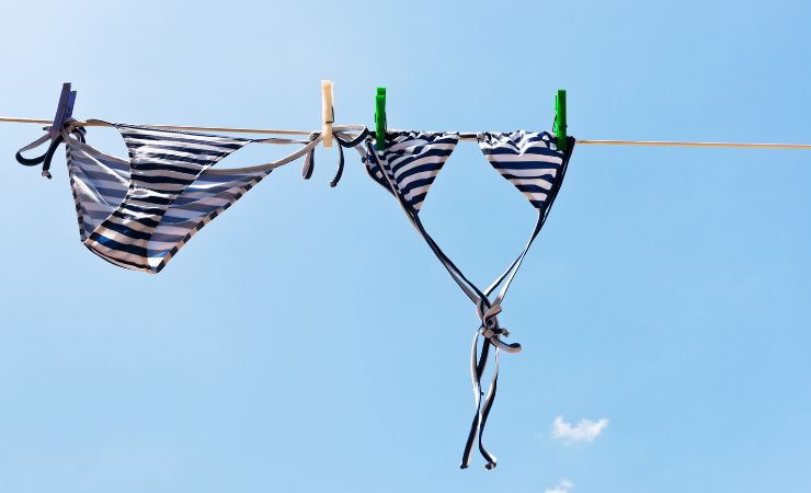 costume da bagno appeso all'aria aperta