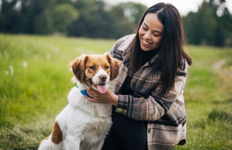un cane con la sua padrona