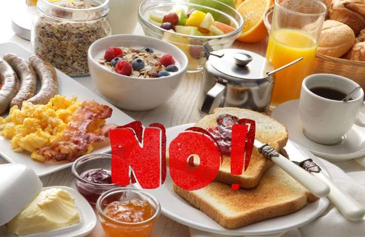 una colazione ricca e la scritta no