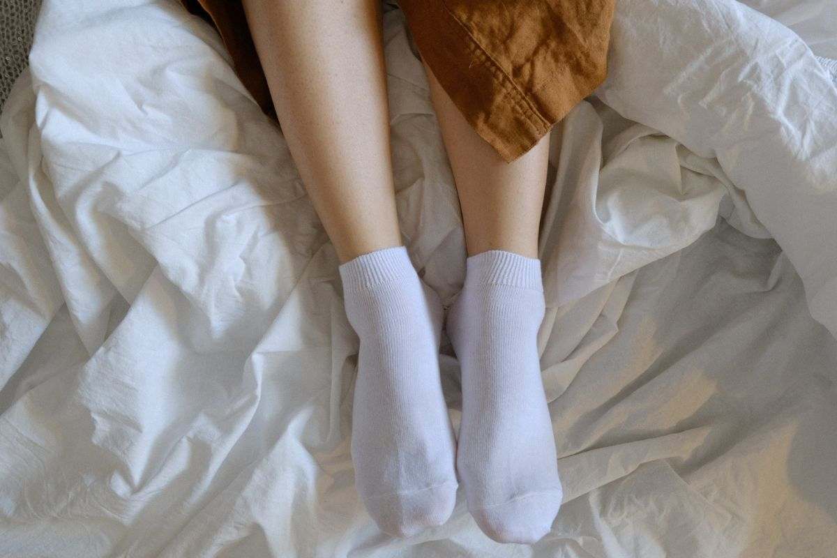 donna che dorme con calzini ai piedi 