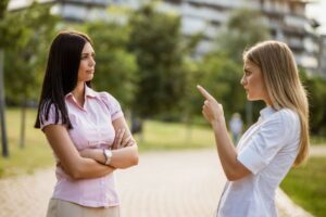 Due donne che discutono al parco