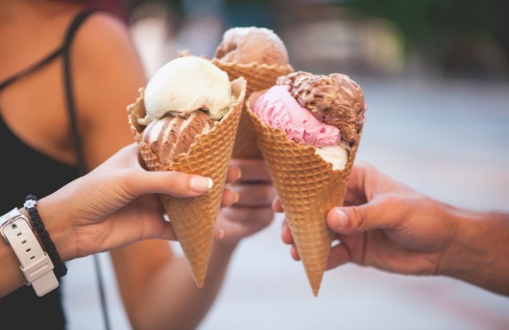 amiche che si prendono il gelato