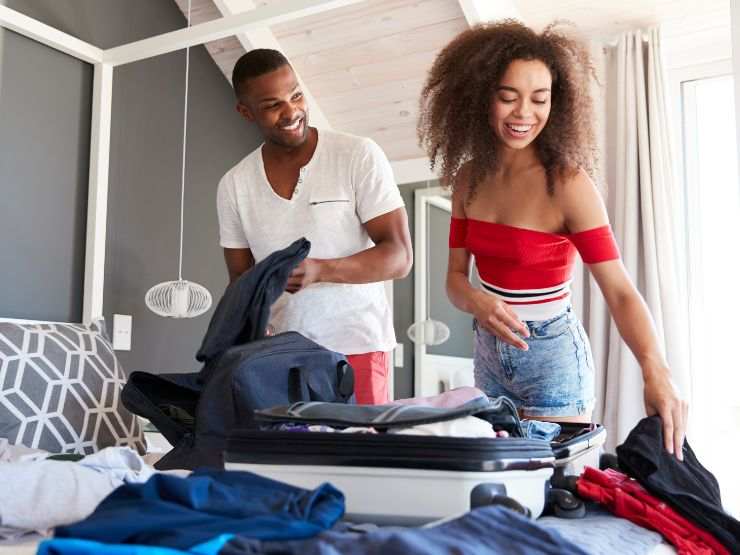 coppia che prepara valigia per le vacanze