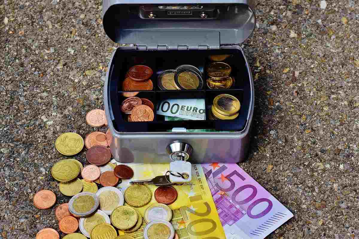 cassetta soldi monete euro