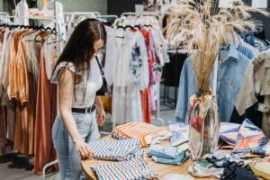 una persona che compra i vestiti