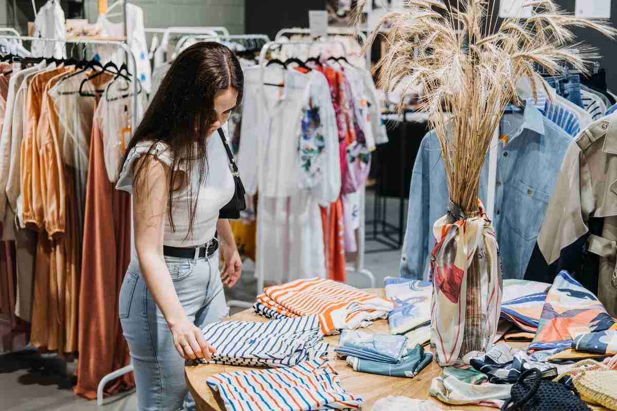 una persona che compra i vestiti