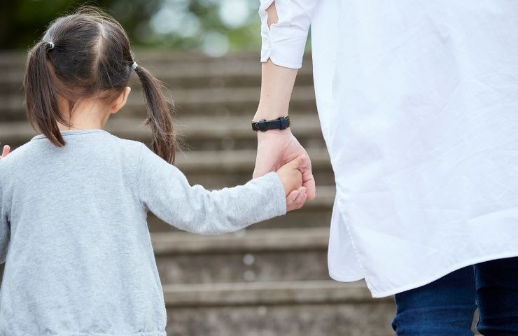 una mamma che passeggia con la sua bambina