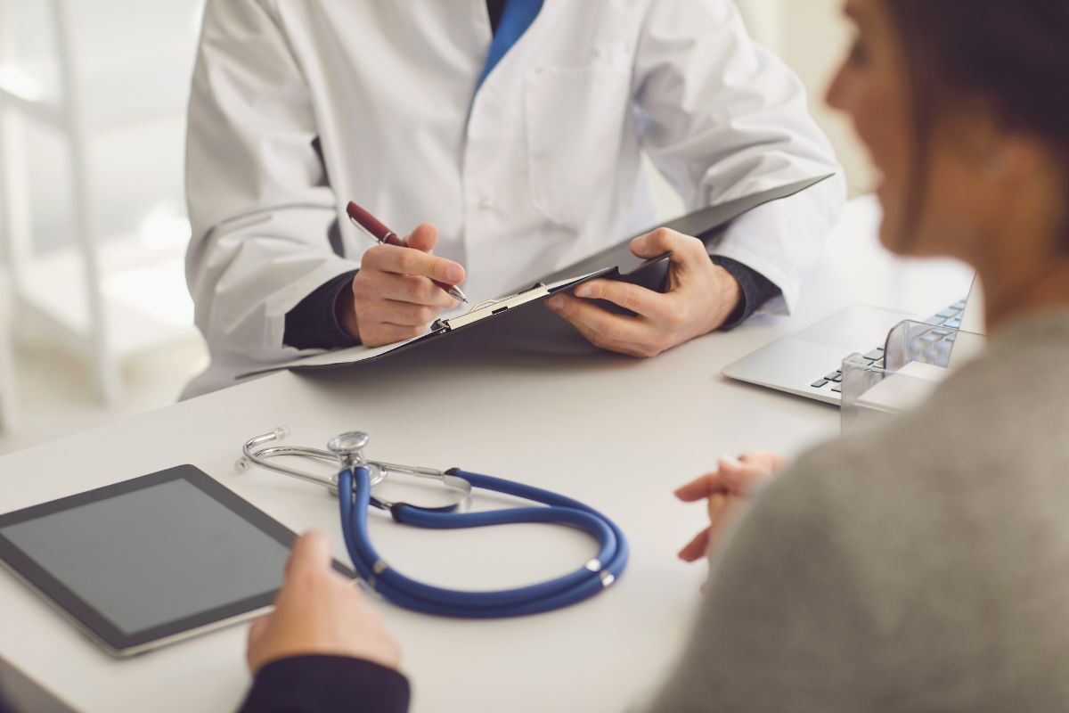 immagine di un medico che sta facendo una visita ad una paziente