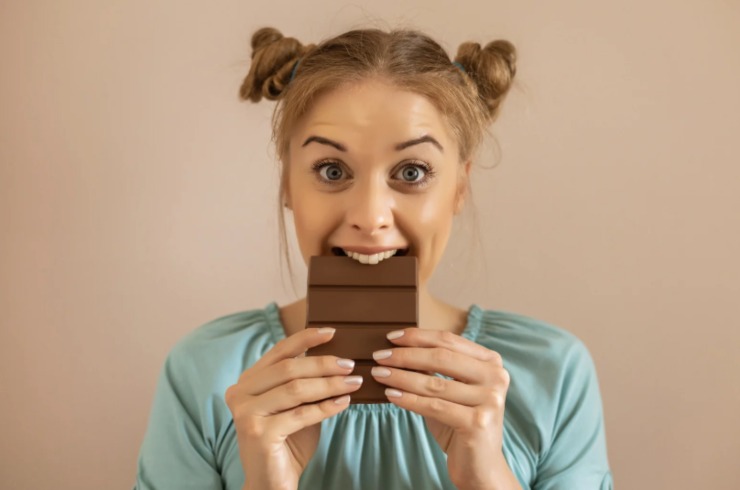 donna che mangia la cioccolata