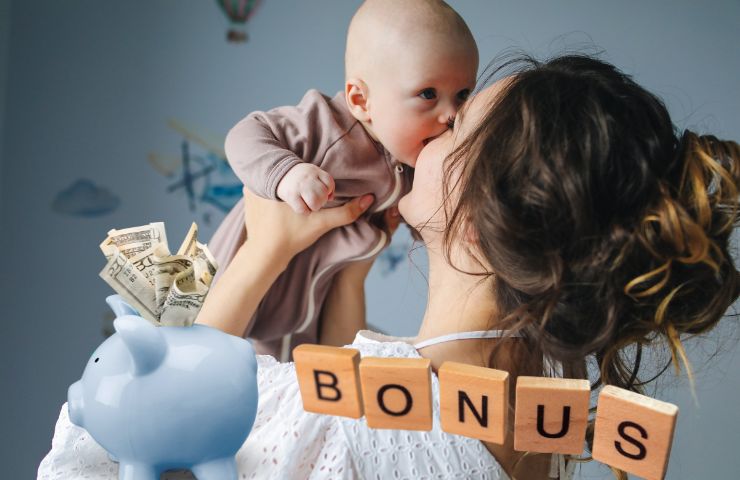 la scritta bonus ed una mamma che gioca con il suo figlio